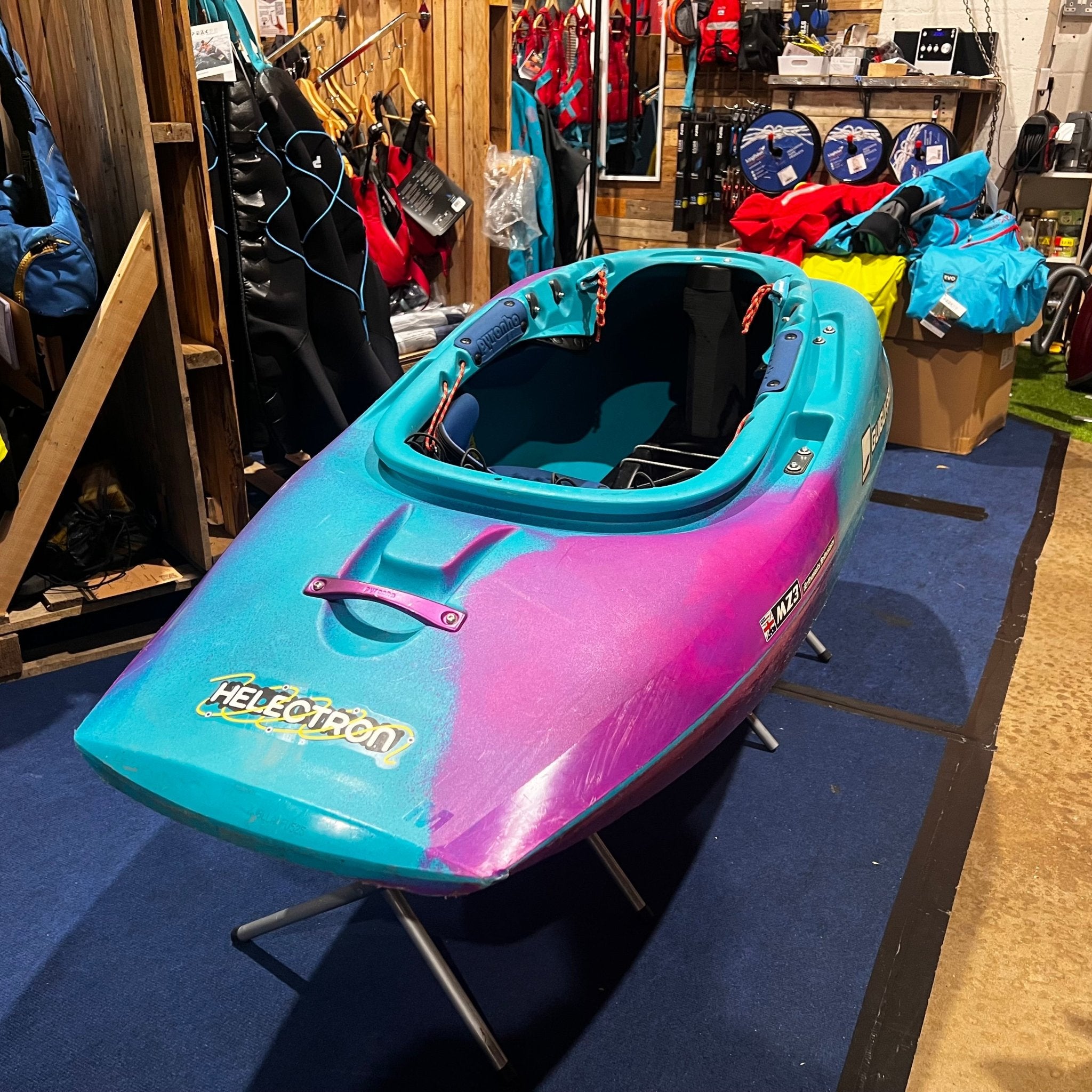 Pyranha x GUIGUI - Prod Helectron M Cotinga Blue EX - Demo - Flow Kayaks